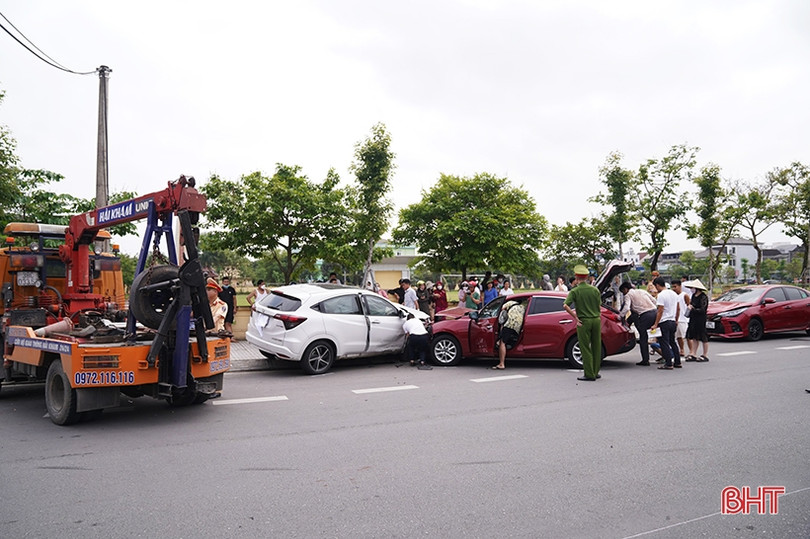 Tai nạn liên hoàn giữa ngã tư TP Hà Tĩnh, 4 xe ô tô hư hỏng nặng