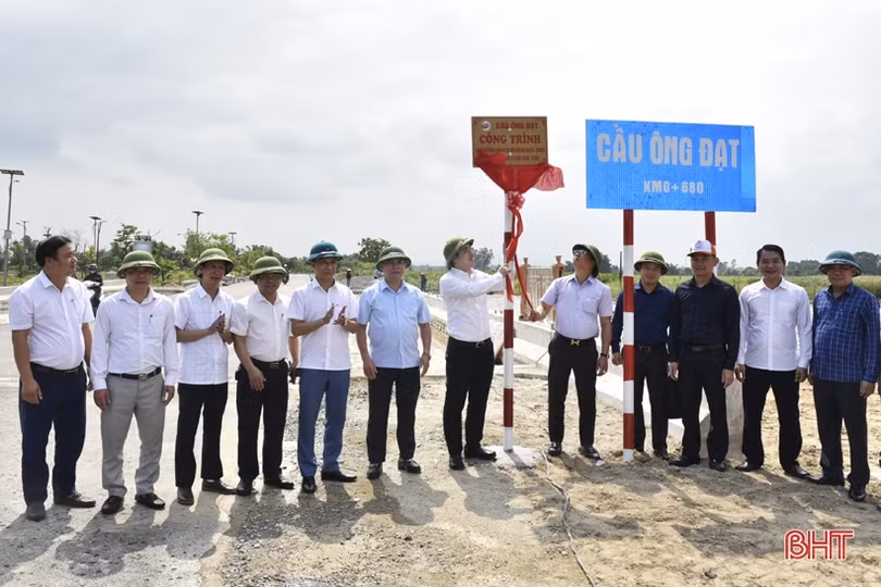 Thị xã Hồng Lĩnh gắn biển các công trình chào mừng những ngày lễ lớn