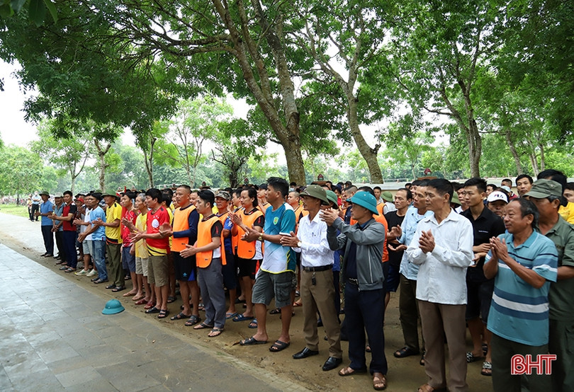 15 đội tranh tài đua thuyền trên sông Ngàn Phố