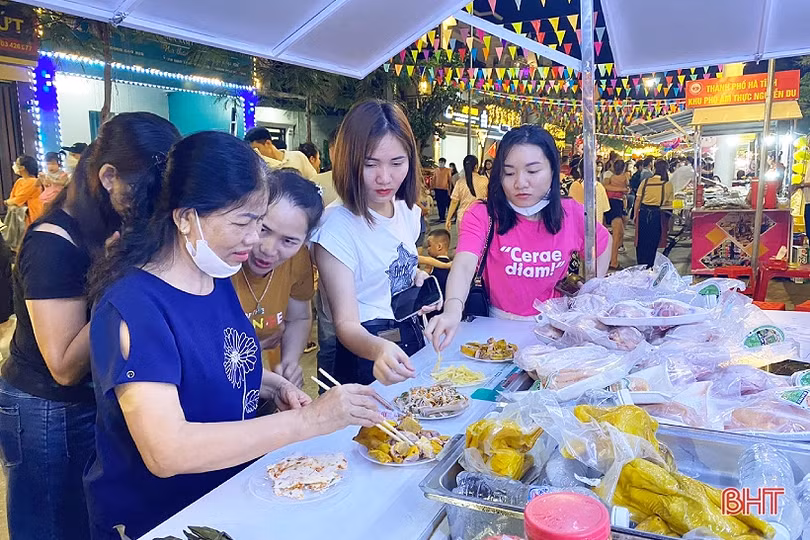 Rất đông người dân đổ về phố chuyên doanh ẩm thực Nguyễn Du