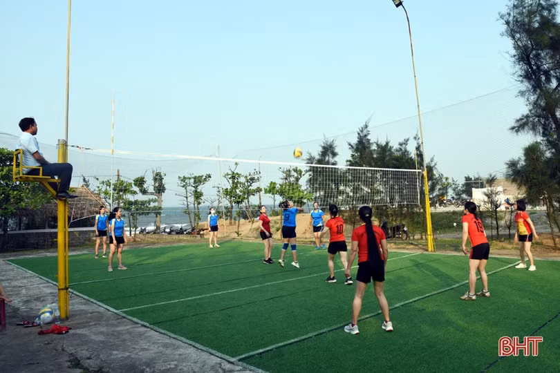 Nhiều du khách lựa chọn đến biển Kỳ Xuân ngày đầu nghỉ lễ