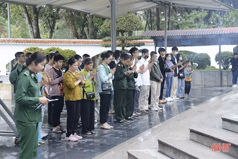 Hàng nghìn du khách hành hương về Ngã ba Đồng Lộc