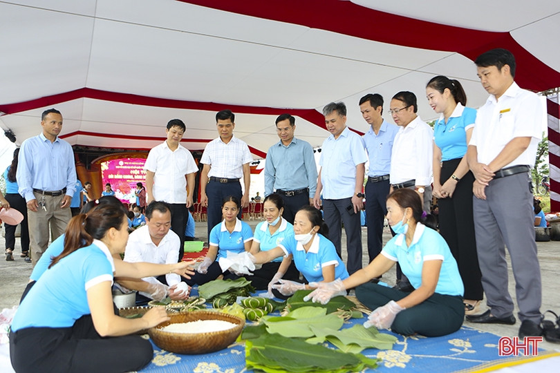 Chị em thị xã Hồng Lĩnh thi gói bánh chưng dâng Quốc Tổ Hùng Vương