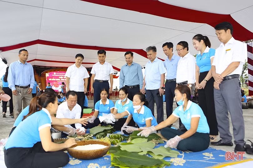 Chị em thị xã Hồng Lĩnh thi gói bánh chưng dâng Quốc Tổ Hùng Vương