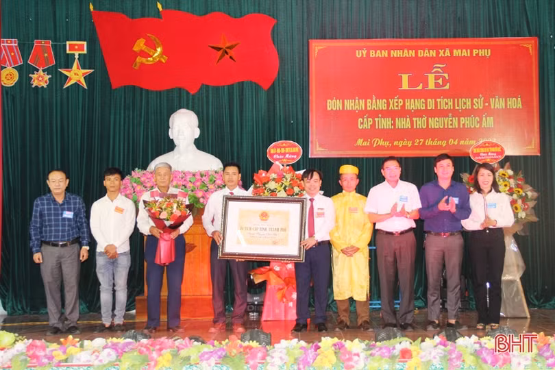 Đón nhận bằng xếp hạng di tích lịch sử - văn hóa cấp tỉnh nhà thờ Nguyễn Phúc Ấm