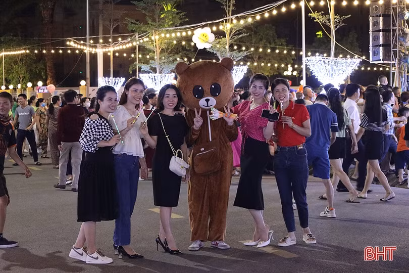 Rất đông người dân đổ về phố chuyên doanh ẩm thực Nguyễn Du