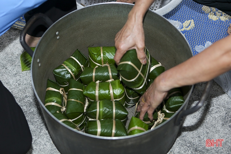 Chị em thị xã Hồng Lĩnh thi gói bánh chưng dâng Quốc Tổ Hùng Vương