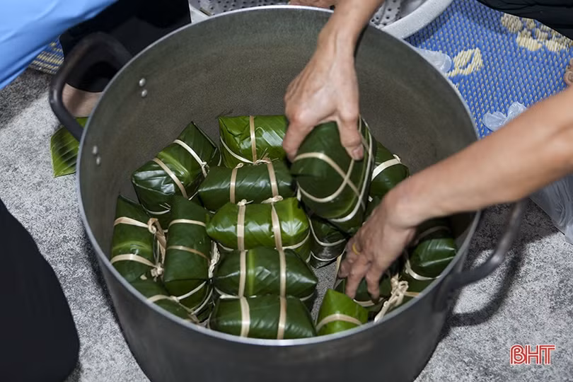 Chị em thị xã Hồng Lĩnh thi gói bánh chưng dâng Quốc Tổ Hùng Vương