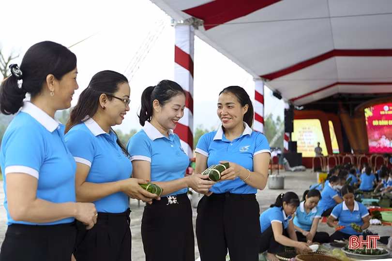 Chị em thị xã Hồng Lĩnh thi gói bánh chưng dâng Quốc Tổ Hùng Vương