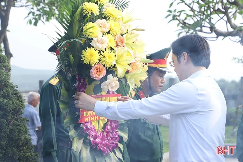 Dâng hương kỷ niệm 117 năm ngày sinh cố Tổng Bí thư Hà Huy Tập