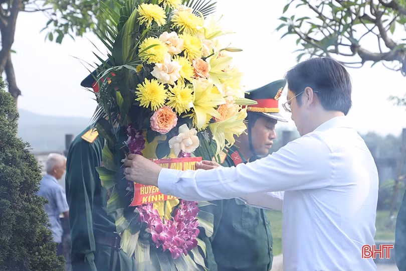 Dâng hương kỷ niệm 117 năm ngày sinh cố Tổng Bí thư Hà Huy Tập