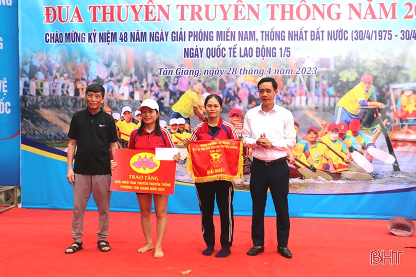Đua thuyền truyền thống trên sông Cụt