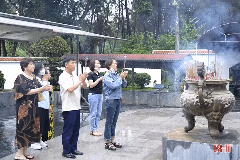 Hàng nghìn du khách hành hương về Ngã ba Đồng Lộc