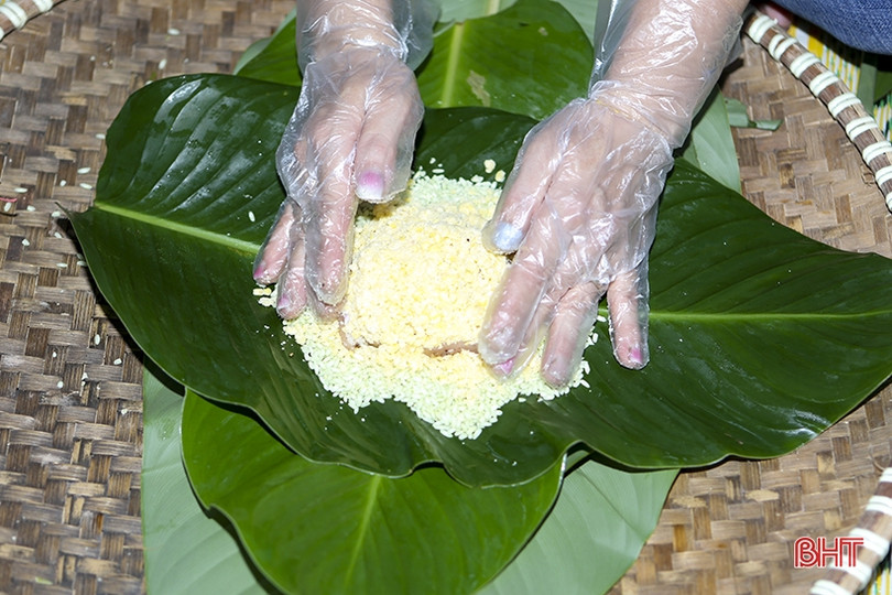 Chị em thị xã Hồng Lĩnh thi gói bánh chưng dâng Quốc Tổ Hùng Vương