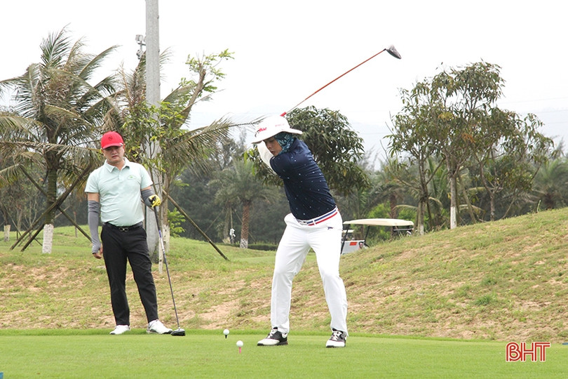 Gần 80 golfer tranh tài tại giải golf chào mừng lễ hội du lịch biển
