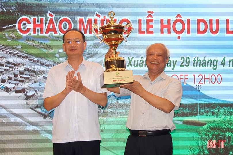 Gần 80 golfer tranh tài tại giải golf chào mừng lễ hội du lịch biển