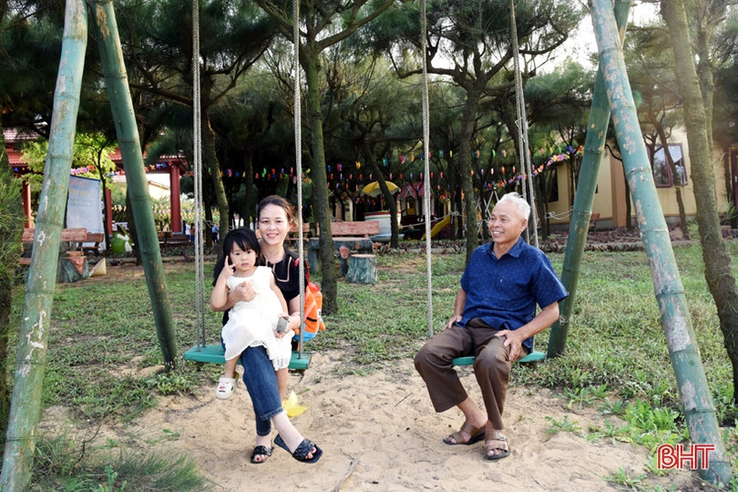 Nhiều du khách lựa chọn đến biển Kỳ Xuân ngày đầu nghỉ lễ