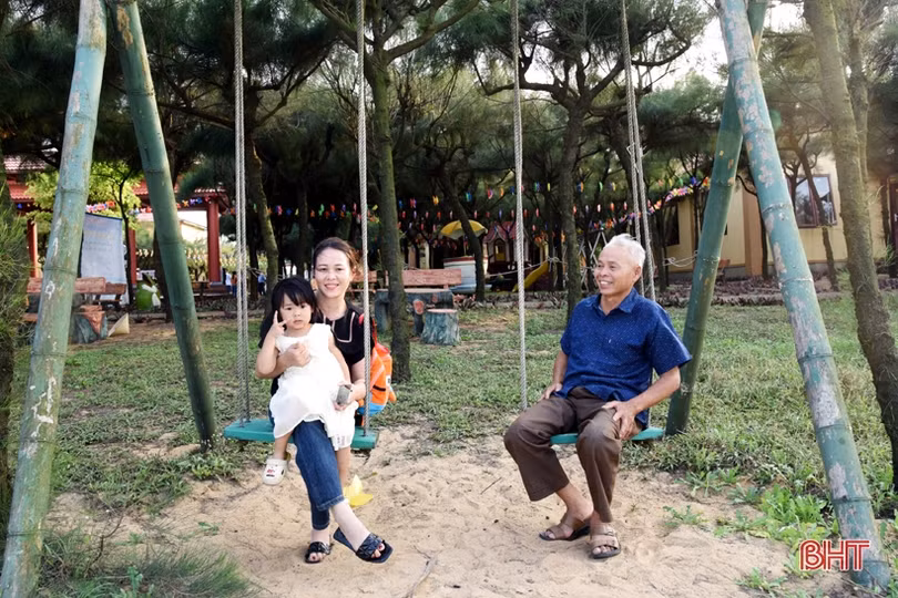 Nhiều du khách lựa chọn đến biển Kỳ Xuân ngày đầu nghỉ lễ