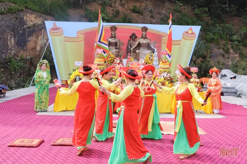Độc đáo nghi lễ rước linh vị Đức Thủy Tổ Kinh Dương Vương và các Vua Hùng