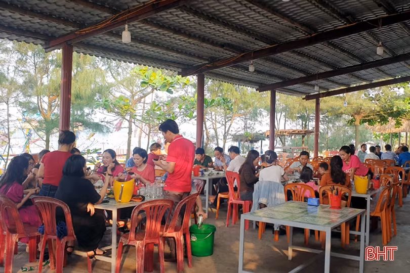 Nhiều du khách lựa chọn đến biển Kỳ Xuân ngày đầu nghỉ lễ