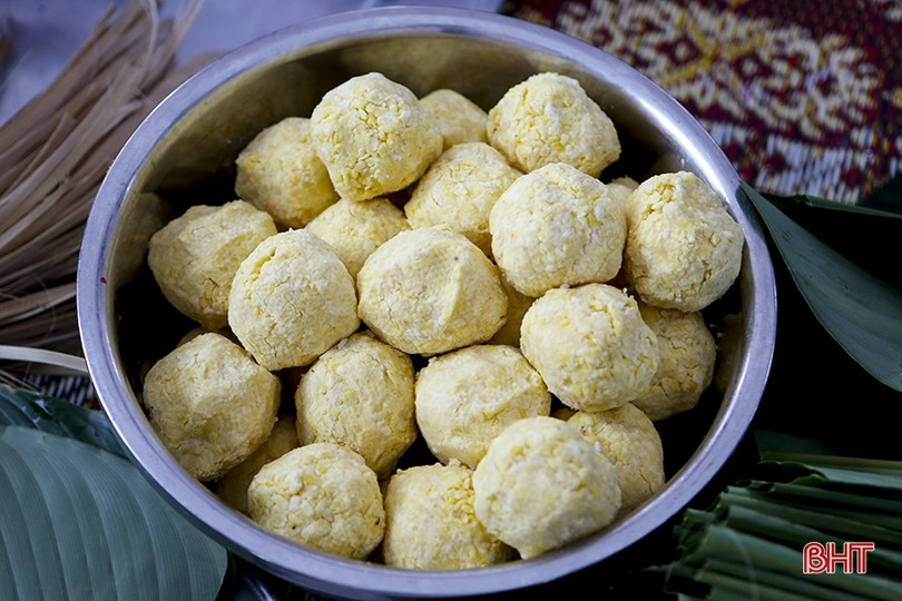 Chị em thị xã Hồng Lĩnh thi gói bánh chưng dâng Quốc Tổ Hùng Vương