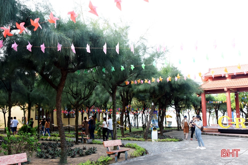 Nhiều du khách lựa chọn đến biển Kỳ Xuân ngày đầu nghỉ lễ