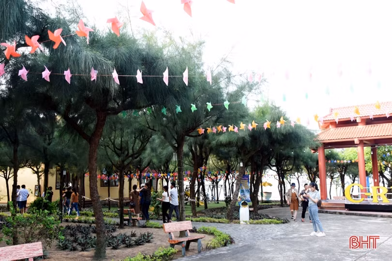 Nhiều du khách lựa chọn đến biển Kỳ Xuân ngày đầu nghỉ lễ