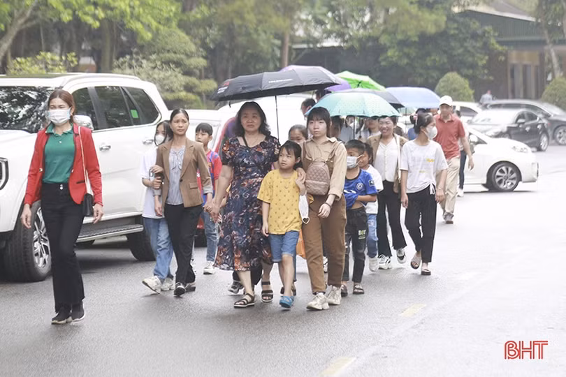 Hàng nghìn du khách hành hương về Ngã ba Đồng Lộc