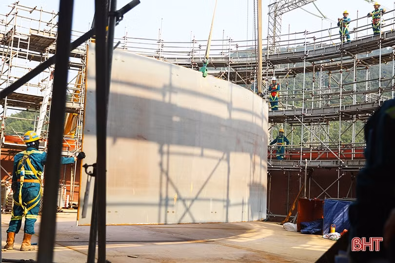 Công nhân Khu kinh tế Vũng Áng gác lễ, bám công trường