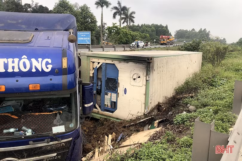 Xe container lật nghiêng bên quốc lộ 1, đoạn qua Hà Tĩnh