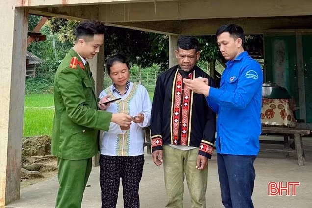 ĐVTN Hà Tĩnh “gác lễ hỗ trợ người dân cài đặt định danh điện tử