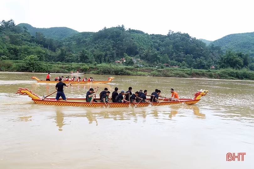 15 đội tranh tài đua thuyền trên sông Ngàn Phố