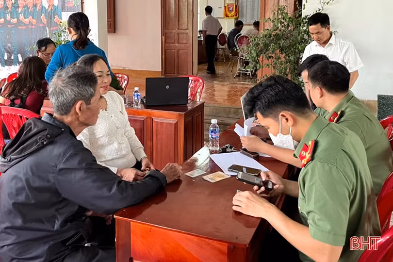 ĐVTN Hà Tĩnh “gác lễ hỗ trợ người dân cài đặt định danh điện tử