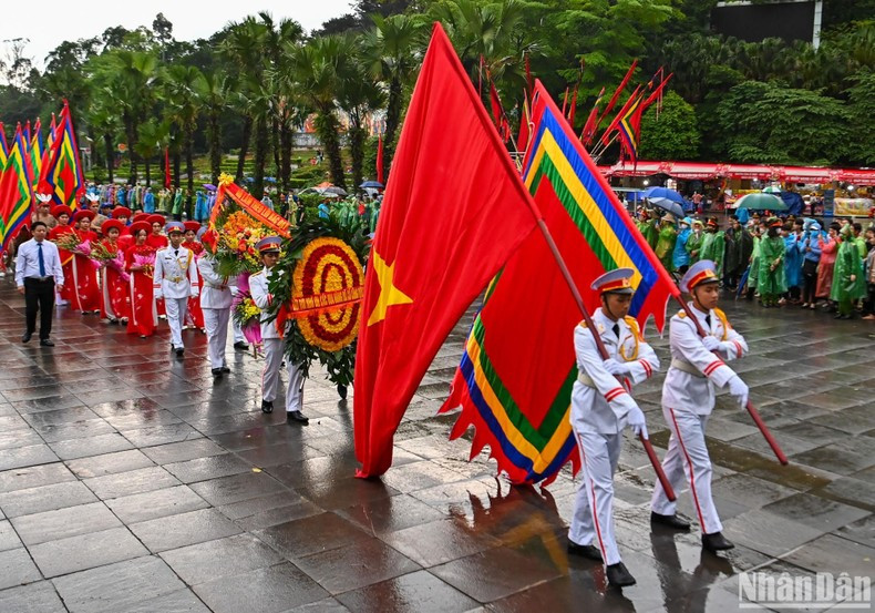 Đoàn hành lễ khởi hành lên đỉnh Nghĩa Lĩnh linh thiêng. (Ảnh: DUY LINH) Chủ tịch nước Võ Văn Thưởng dự lễ dâng hương tưởng niệm các Vua Hùng