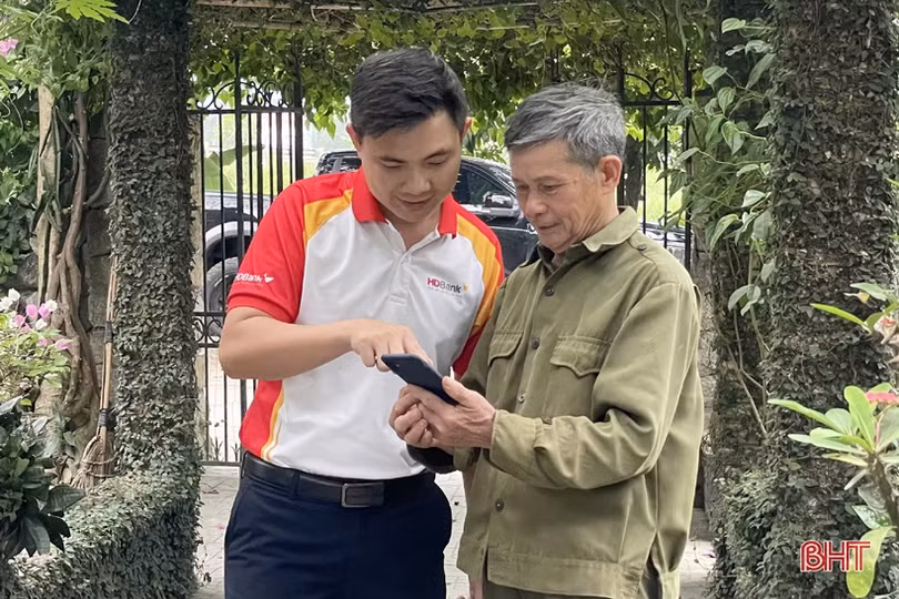 Người dân Hà Tĩnh “chuộng” giao dịch ngân hàng số trong kỳ nghỉ lễ