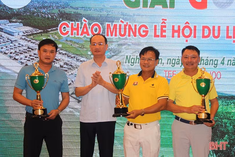 Gần 80 golfer tranh tài tại giải golf chào mừng lễ hội du lịch biển