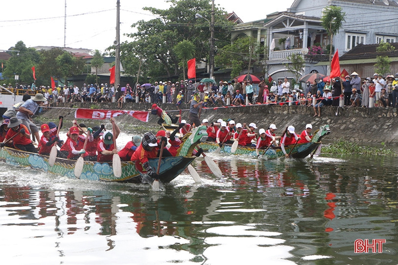 Đua thuyền truyền thống trên sông Cụt