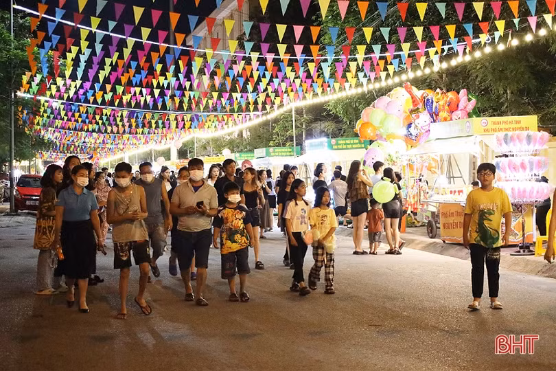 Rất đông người dân đổ về phố chuyên doanh ẩm thực Nguyễn Du