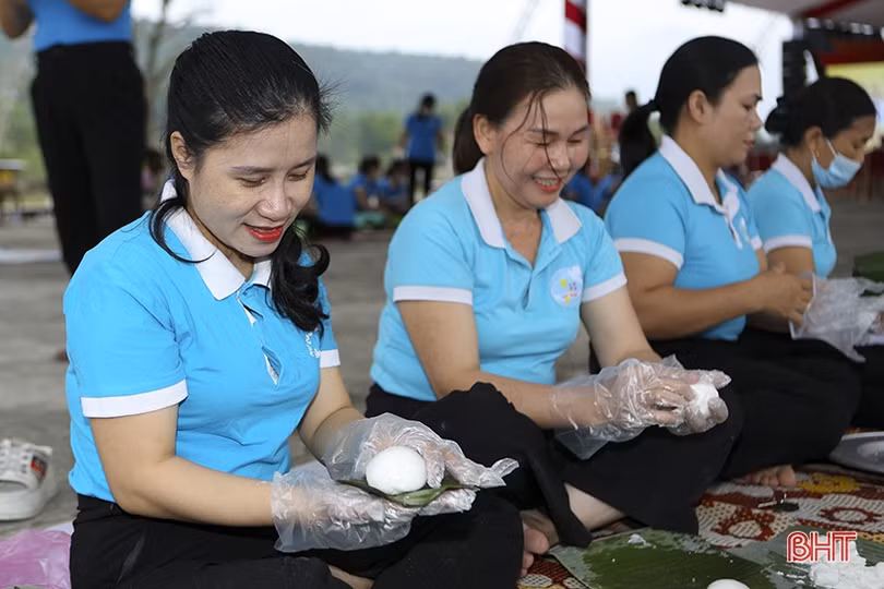 Chị em thị xã Hồng Lĩnh thi gói bánh chưng dâng Quốc Tổ Hùng Vương