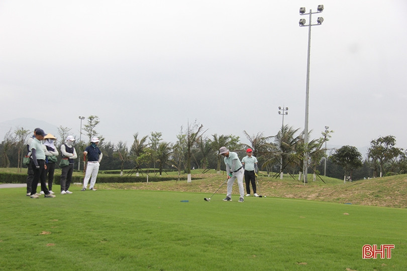 Gần 80 golfer tranh tài tại giải golf chào mừng lễ hội du lịch biển