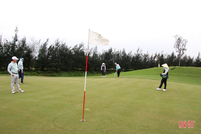 Gần 80 golfer tranh tài tại giải golf chào mừng lễ hội du lịch biển
