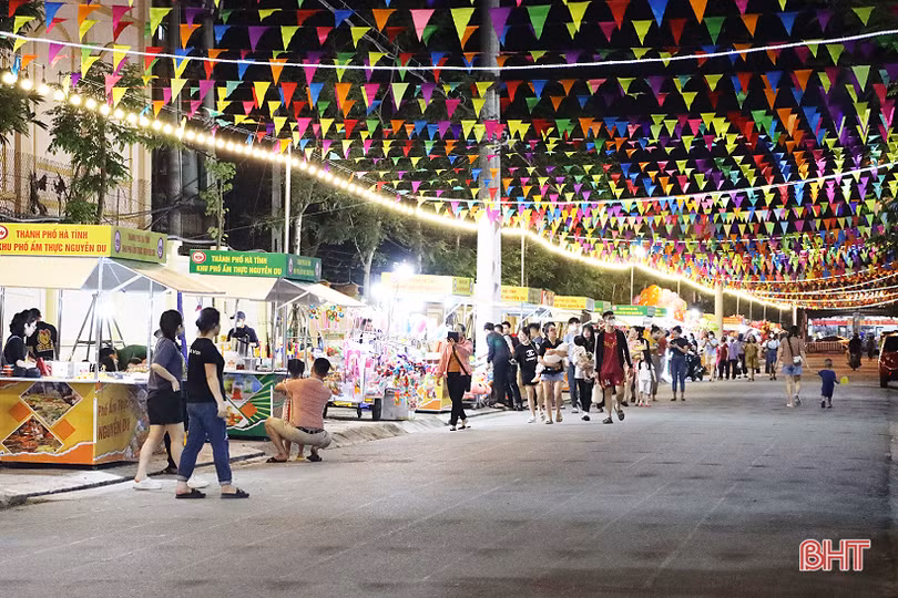 Rất đông người dân đổ về phố chuyên doanh ẩm thực Nguyễn Du