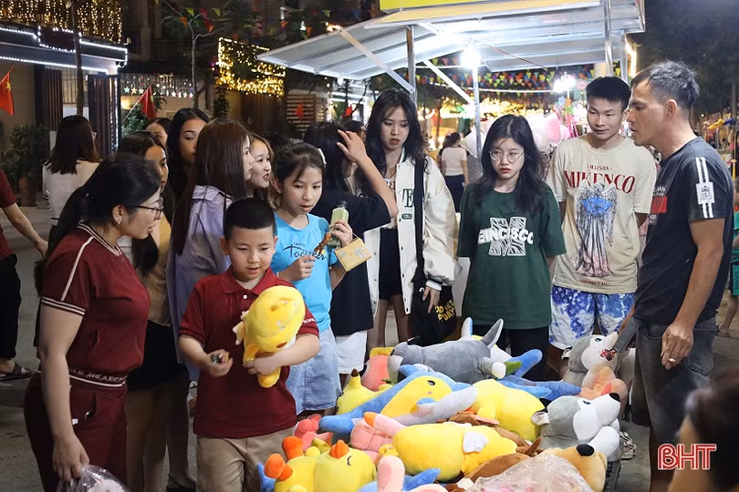 Rất đông người dân đổ về phố chuyên doanh ẩm thực Nguyễn Du