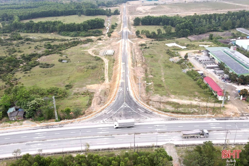 Thị xã Hồng Lĩnh gắn biển các công trình chào mừng những ngày lễ lớn