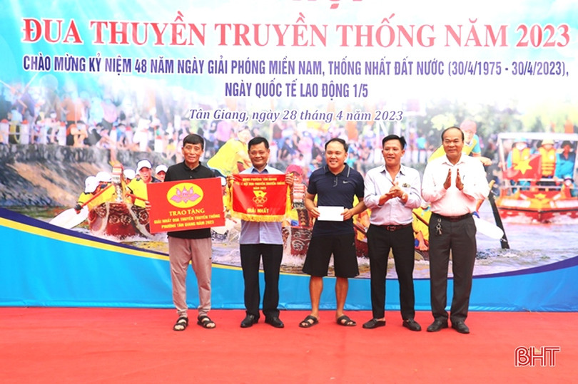 Đua thuyền truyền thống trên sông Cụt