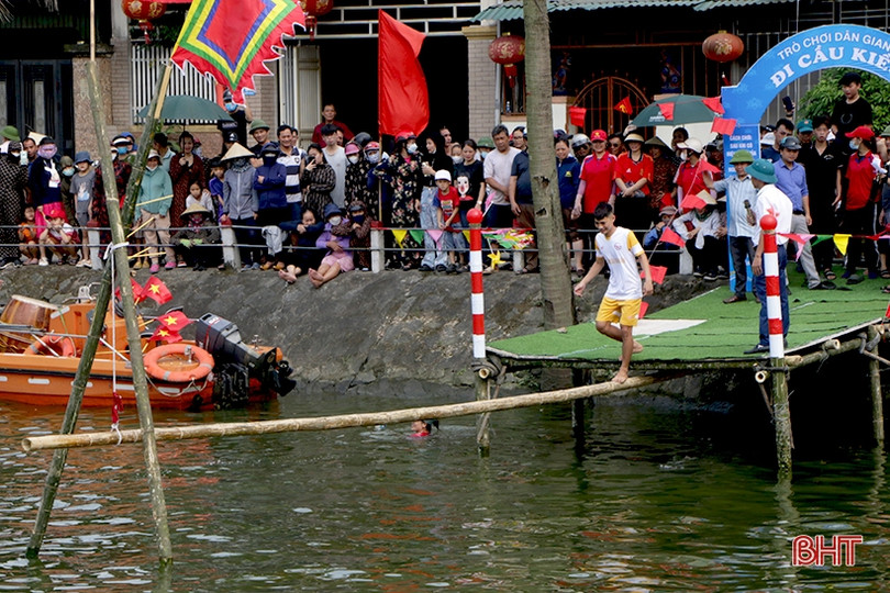 Đua thuyền truyền thống trên sông Cụt