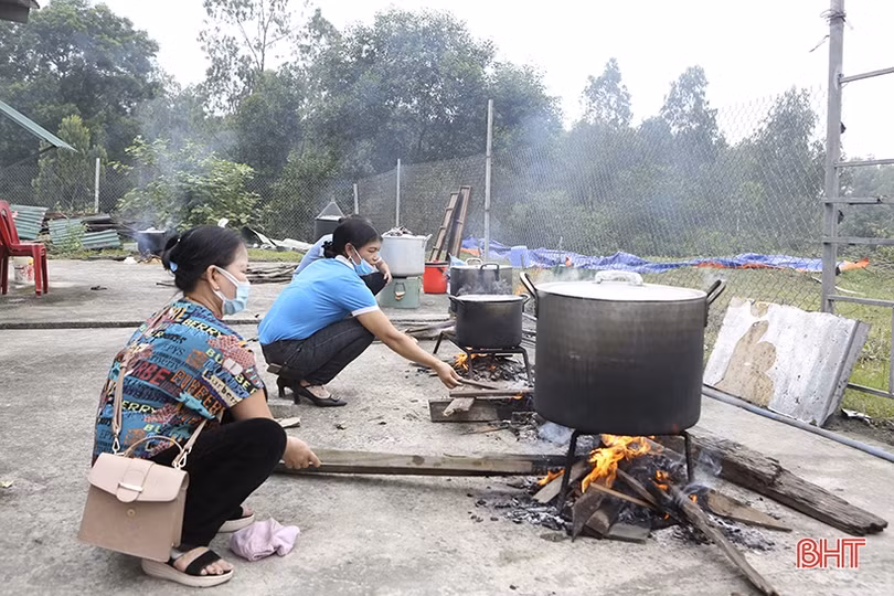 Chị em thị xã Hồng Lĩnh thi gói bánh chưng dâng Quốc Tổ Hùng Vương