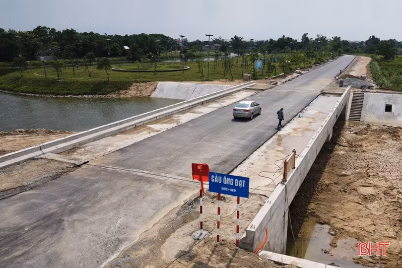 Thị xã Hồng Lĩnh gắn biển các công trình chào mừng những ngày lễ lớn