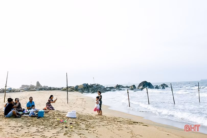 Nhiều du khách lựa chọn đến biển Kỳ Xuân ngày đầu nghỉ lễ