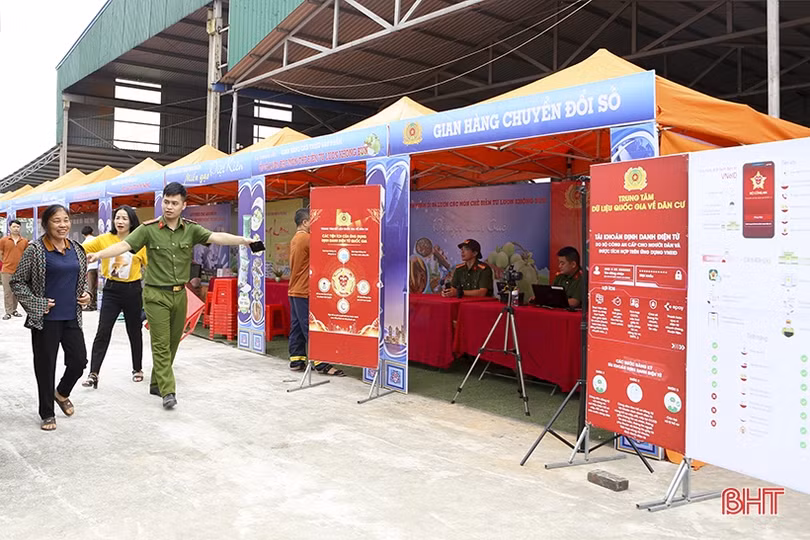 “Chuyển đổi số” cho công dân tại lễ hội Giỗ Quốc Tổ Hùng Vương